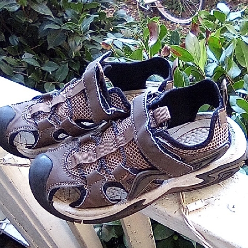 New Balance River Walking Sandals Size 6.